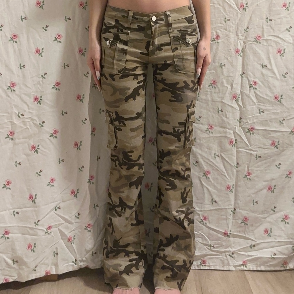 Women’s mid / low rise Camouflage army green cargo pants